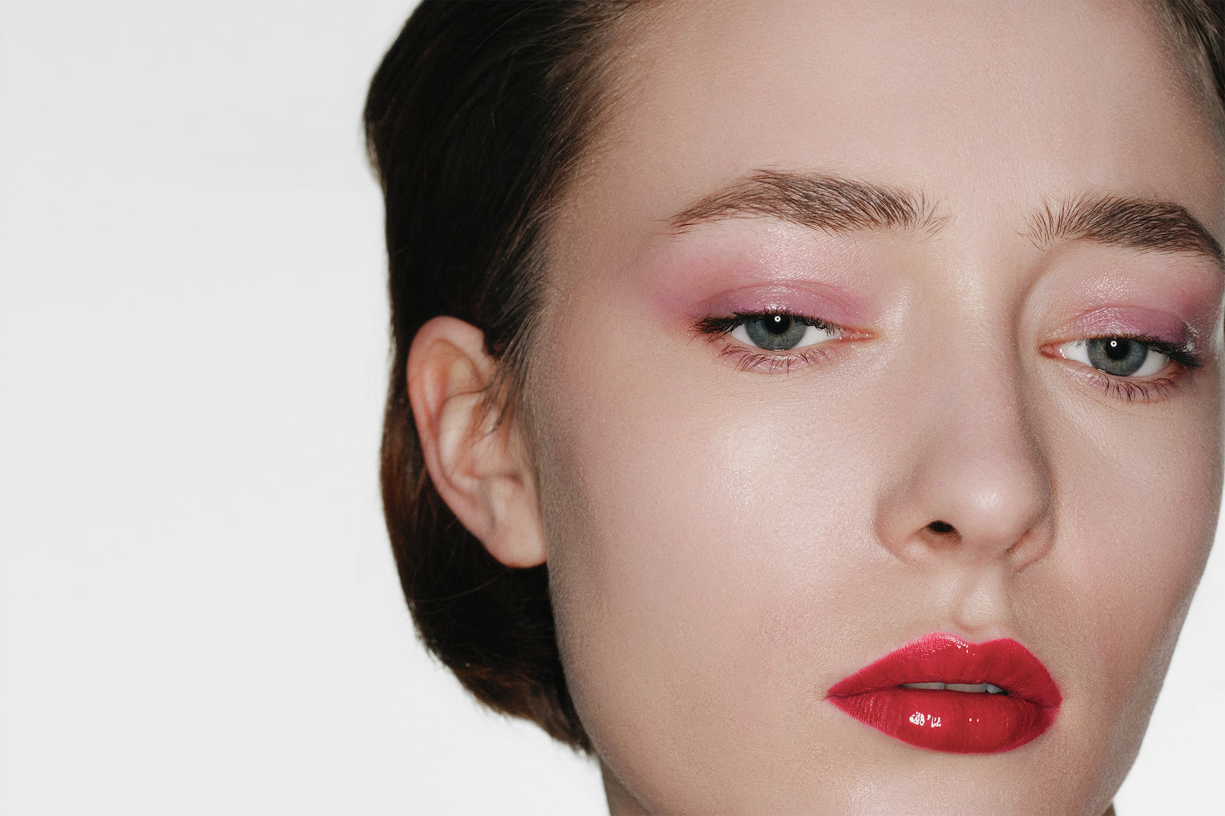 Rosa y rojo: los colores antagónicos que dominan las tendencias de maquillaje esta primavera