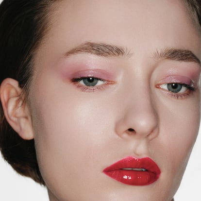 La piel se prepara con la base de maquillaje Healthy Mix Anti-Fatigue Foundation, con un 10% de ingredientes de tratamiento; en los ojos, sombra Little Round Pot (16, Mauve La La) y un toque suave con la máscara de pestañas Twist Mascara Lash Freeze; en la boca, el labial de larga duración Rouge Velvet Ink (08, Coquelic’hot) y, para aportar brillo, sobre él se extiende el bálsamo tintado Butter Tint (04, Rougemelt). Todo de BOURJOIS PARIS.