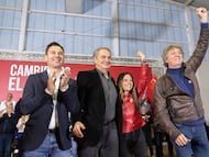 De izquierda a derecha, Javier Cendón, secretario general del PSOE en León; el expresidente del Gobierno, José Luis Rodríguez Zapatero; Nuria Rubio, vicesecretaria general de la federación y Carlos Martínez, candidato a la presidencia de la Junta, durante el acto de campaña en León.