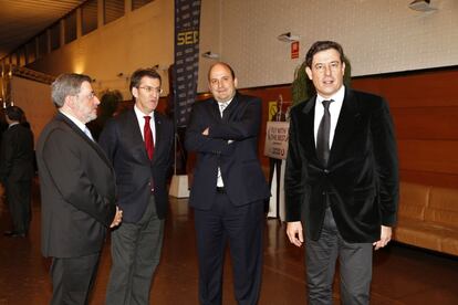 El presidente de la Xunta junto al líder de los socialistas gallegos, Xosé Ramón Gómez Besteiro acompañados por Jordi Jordá, director de Radio Galicia y Alejandro Nieto,director general de la Cadena Ser