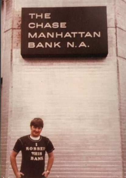 John Wojtowicz, retratado delante de la sucursal bancaria que intent&oacute; robar en 1972.