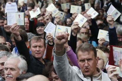 Ucranios residentes en Mosc&uacute; hacen cola mostrando sus pasaportes para acreditar que pueden votar en el refer&eacute;ndum sobre la independencia de Donetsk y Luhansk.