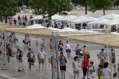 Ciudadanos de Torrejón hacen cola en el recinto ferial para participar en la campaña de test masivos este domingo.