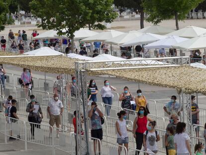 Ciudadanos de Torrejón hacen cola en el recinto ferial para participar en la campaña de test masivos este domingo.