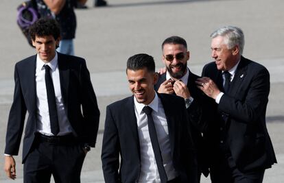Carlo Ancelotti bromea con los jugadores, Jesús Vallejo, Dani Ceballos y Dani Carvajal a las puertas de la Catedral de la Almudena.