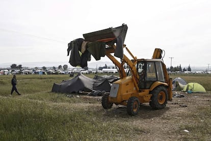 Un bulldozer destruye tiendas de campaña durante el desalojo del campamento de refugiados de Idomeni este martes.