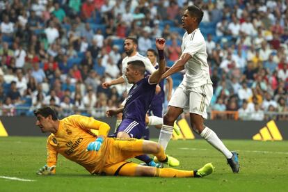 El jugador del Real Valladolid Sergi Guardiola marca el empate ante el portero del Real Madrid, Thibaut Courtois.