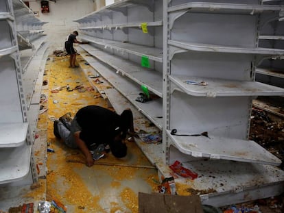 Mercado saqueado em Caracas, na sexta.