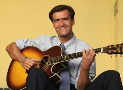 El ministro López Aguilar, con una de sus guitarras, instrumento con el que se mete en todos los charcos rítmicos y canoros.