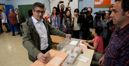 El exlehendakari y expresidente del Congreso, Patxi López, que podría revalidar este último cargo, vota el 26-J.