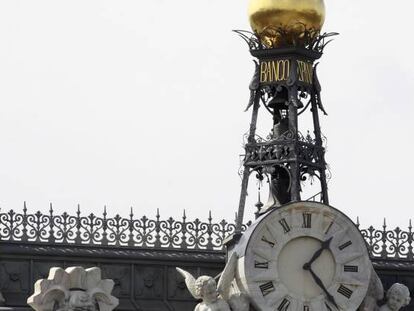 Reloj de la fachada de la sede del Banco de España