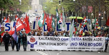 Manifestación de trabajadores de la sanidad pública vasca este sábado en Bilbao contra los recortes presupuestarios.