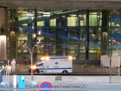 Sanitarios de Aena a la salida de la terminal 4 de Barajas.