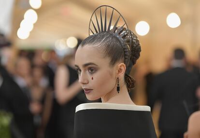 Lily Collins a su llegada a la gala Met 2018.