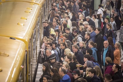 Una multitud se agolpa en un andén del metro de Alexanderplatz en Berlín (Alemania). Los maquinistas de Deutsche Bahn (DB), la compañía alemana de ferrocarriles, comenzaron una huelga en los trenes de pasajeros, que se suma al paro en las líneas de mercancías iniciado este lunes y que se prolongará hasta el próximo domingo.