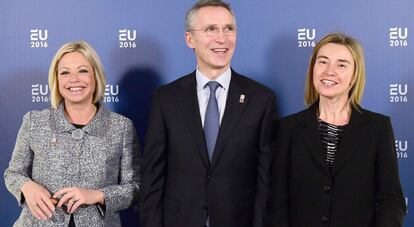 La ministra holandesa de Defensa, Jeanine Hennis-Plasschaert (izquierda), junto a Stoltenberg y Mogherini en &Aacute;msterdam.