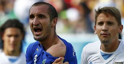 Chiellini muestra la marca del mordisco que le dio Suárez.