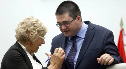La alcaldesa de Madrid, Manuela Carmena, y el concejal de Economía, Carlos Sánchez Mato.