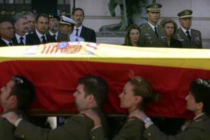 Momento en que los féretros abandonaban el patio de armas. Al fondo, los Reyes, los Príncipes de Asturias y el presidente del Gobierno, José Luis Rodríguez Zapatero.