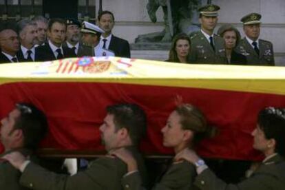 Momento en que los fretros abandonaban el patio de armas. Al fondo, los Reyes, los Prncipes de Asturias y el presidente del Gobierno, Jos Luis Rodrguez Zapatero.