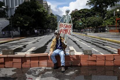 Un hombre protesta en Caracas.