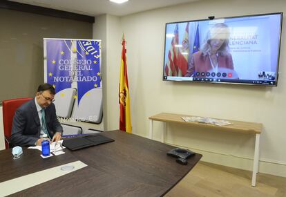 Gabriela Bravo, consejera de Justicia de la Generalitat valenciana, y José Ángel Martínez Sanchiz, presidente del Consejo General del Notariado, suscribieron este jueves un convenio de colaboración para reducir los fraudes.