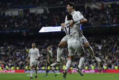 Lucas Vázquez felicita a Morata por su gol al Legia.