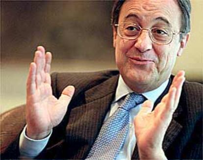 Florentino Pérez, el presidente del Real Madrid, en un gesto expresivo durante la entrevista.