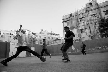Partido de fútbol entre iraquíes y palestinos en el patio de recreo del colegio.

