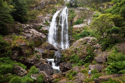 Dos excursionistas ante la cascada de Belelle.