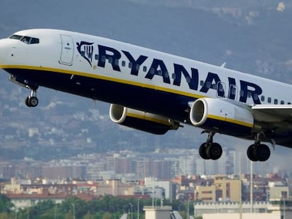 Un avi&oacute;n de Ryanair despega en el aeropuerto de Barcelona-El Prat