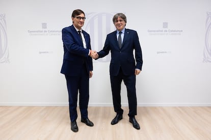 El presidente de la Generalitat, Salvador Illa, se reúne con el expresidente Carles Puigdemont en la sede de la Generalitat en la Unión Europea, en Bruselas.