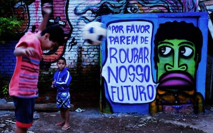 Graffiti del artista y activista brasile&ntilde;o Mundano en la Favela de Moinho, en Sao Paulo, Brasil. 