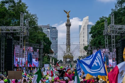 Desde las primeras horas de la mañana la glorieta del Ángel de la Independencia comenzó a recibir a sus seguidores. 