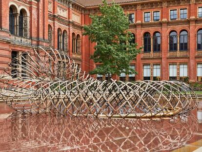 'Bamboo Ring: weaving into lightness', obra del arquitecto Kengo Kuma en el jardín John Madejski del Victoria & Albert Museum. |