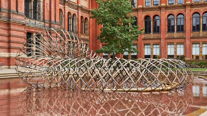 'Bamboo Ring: weaving into lightness', obra del arquitecto Kengo Kuma en el jardín John Madejski del Victoria & Albert Museum. |