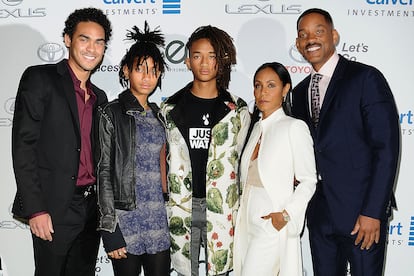 Willow y Jaden Smith. Los hijos de Jada Pinkett-Smith y Will Smith (en la imagen, en 2016 con sus padres y su hermano mayor, Trey, nacido en el primer matrimonio del actor) fueron educados en casa siguiendo una filosofía basada en el fomento de la creatividad y la responsabilidad. "No castigamos. Queremos que nuestros hijos tengan el control de su vida. Nuestra idea es que hay que darles tanta libertad como sea posible desde muy jóvenes", explicó el cantante y actor en E!. Willow y Jaden se han referido a su formación como 'Mistery School' (escuela de misterio), un sistema en el que ellos mismos ayudaban a definir el currículo educativo según sus intereses y que incluía clases sobre cómo se construyeron las pirámides o cómo grabar un disco.