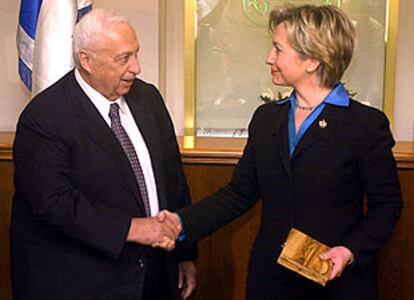 Ariel Sharon saluda a la senadora Hillary Clinton durante la visita de ésta a Jerusalén.
