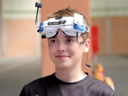 Luke Bannister, de 15 anos, construiu o aparelho com o qual ganhou o título de campeão mundial de corridas de drones