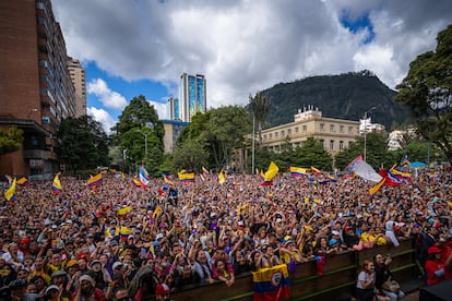 Partidarios de Gustavo Petro en la toma de posesión en la Plaza de los Periodistas, el 7 de agosto de 2022, en Bogotá, Colombia.