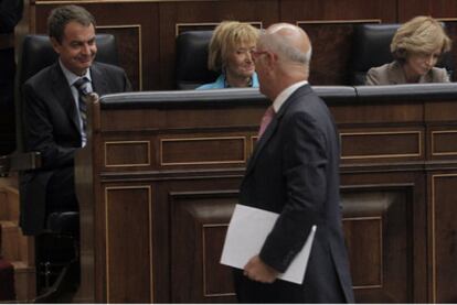 El portavoz de CiU, Duran Lleida, pasa delante de Zapatero, De la Vega, Salgado y Chaves en el pleno del Congreso.