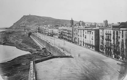 Muralla del mar de Barcelona en 1874, pocos años antes de su demolición.
