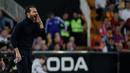 Rubén Baraja durante el partido de la Liga entre el Valencia y Osasuna, en Mestalla.