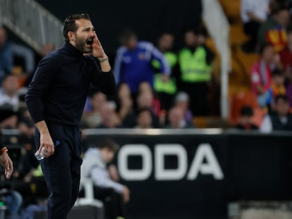 Rubén Baraja durante el partido de la Liga entre el Valencia y Osasuna, en Mestalla.