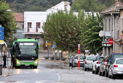 Un autobús interurbano circula por Cenicientos, un pequeño pueblo de Madrid. 