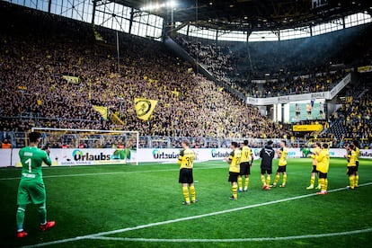 Los jugadores del Dortmund celebran una victoria con el Muro Amarillo del Signal Iduna Park. / 