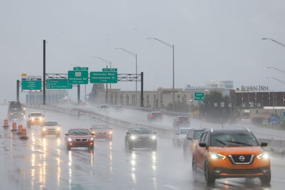 Ciudadanos continúan evacuando bajo las fuertes lluvias ante la llegada del huracán Milton, este miércoles en Orlando, Florida.