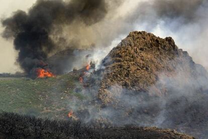 Llamas del incendio forestal declarado esta tarde en el municipio gomero de Alajer&oacute;.