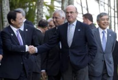 El ministro japon&eacute;s de Finanzas, Taro Aso (izquierda), saluda al ministro espa&ntilde;ol de Econom&iacute;a, Luis de Guindos (derecha), durante la reuni&oacute;n del G20 en la ciudad australiana de Cairns.