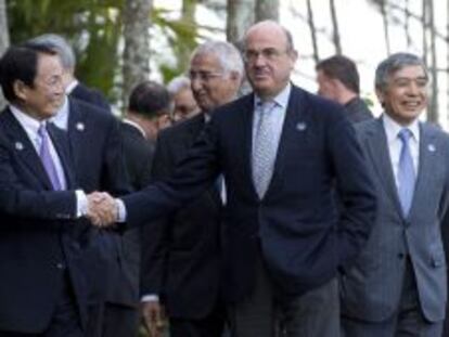 El ministro japon&eacute;s de Finanzas, Taro Aso (izquierda), saluda al ministro espa&ntilde;ol de Econom&iacute;a, Luis de Guindos (derecha), durante la reuni&oacute;n del G20 en la ciudad australiana de Cairns.